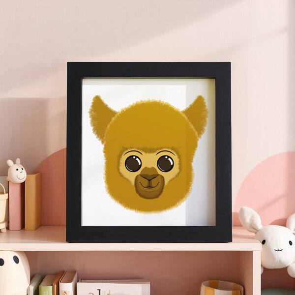 Illustration d’un lama souriant dans un cadre noir, posé dans une chambre d’enfant.