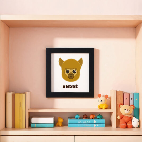 Illustration d’un lama souriant et le prénom André en dessous dans un cadre noir, posé dans une chambre d’enfant.