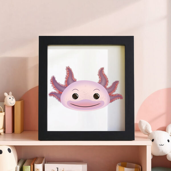 Illustration d’un axololt souriant dans un cadre noir, posé dans une chambre d’enfant.