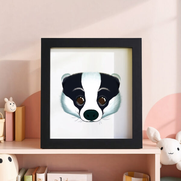 Illustration d’un blaireau souriant dans un cadre noir, posé dans une chambre d’enfant.