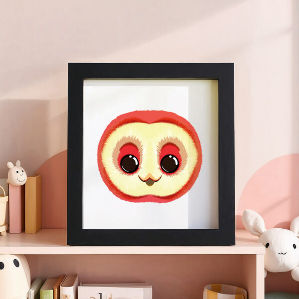 Illustration d’une chouette souriante dans un cadre noir, posé dans une chambre d’enfant.