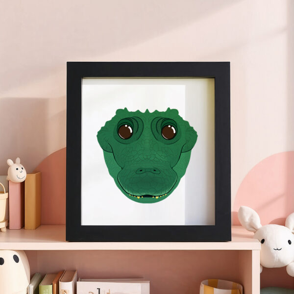 Illustration d’un crocodile souriant dans un cadre noir, posé dans une chambre d’enfant.