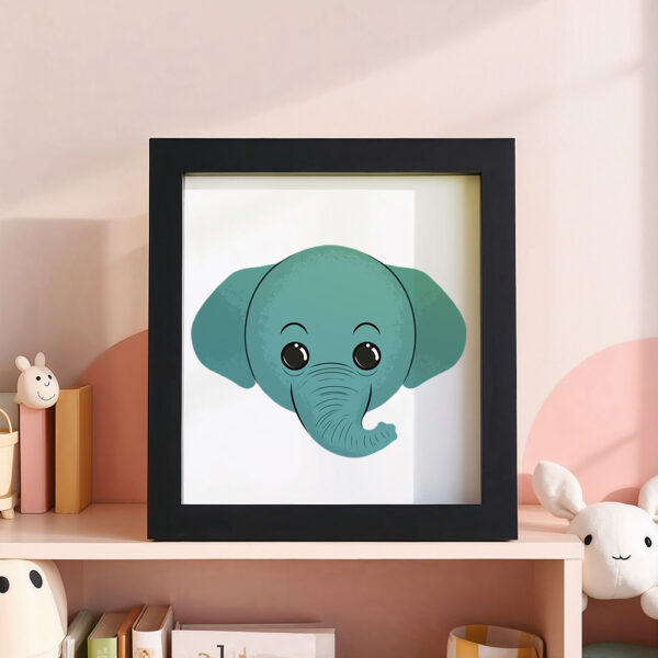 Illustration d’un éléphant souriant dans un cadre noir, posé dans une chambre d’enfant.
