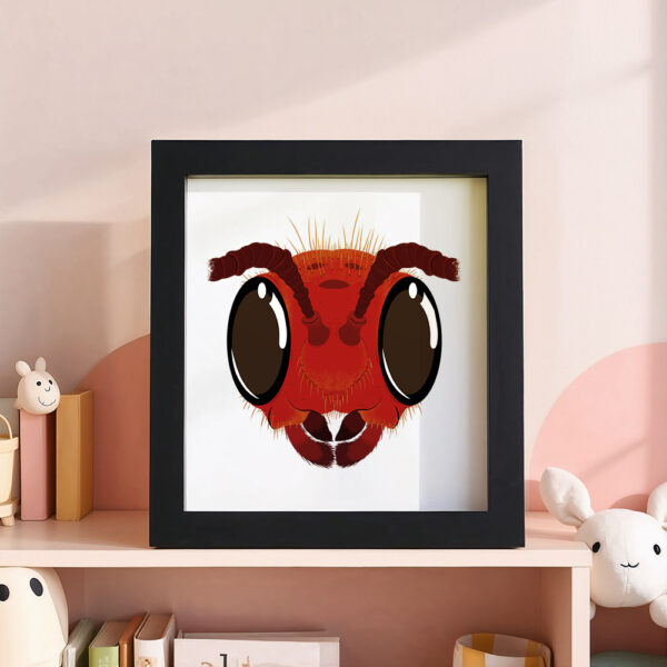 Illustration d’une fourmi souriante dans un cadre noir, posé dans une chambre d’enfant.