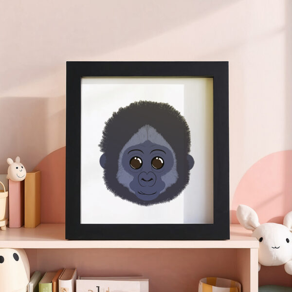 Illustration d’un gorille souriant dans un cadre noir, posé dans une chambre d’enfant.