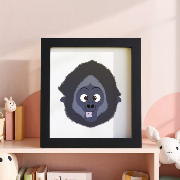 Illustration d’un gorille faisant la grimace dans un cadre noir, posé dans une chambre d’enfant.