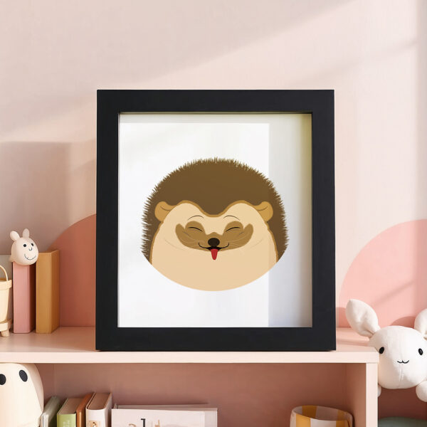 Illustration d’un hérisson faisant la grimace dans un cadre noir, posé dans une chambre d’enfant.