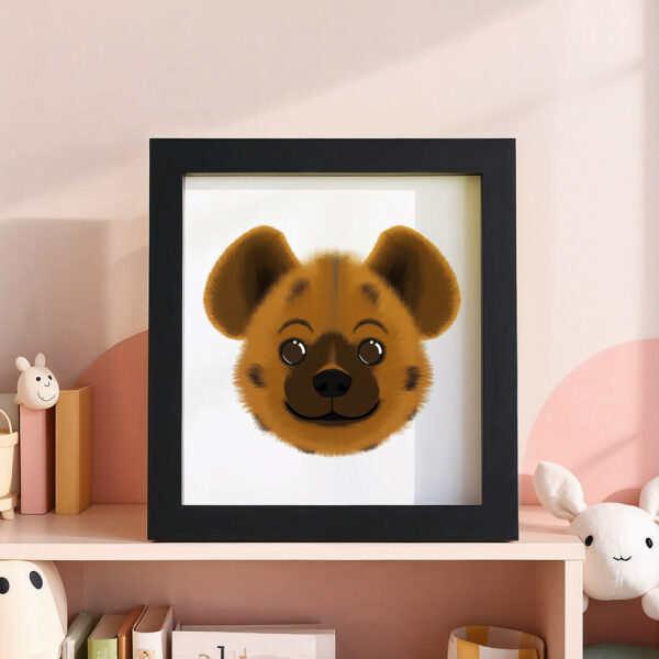 Illustration d’une hyène souriante dans un cadre noir, posé dans une chambre d’enfant.