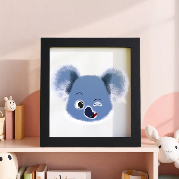 Illustration d’un koala faisant la grimace dans un cadre noir, posé dans une chambre d’enfant.