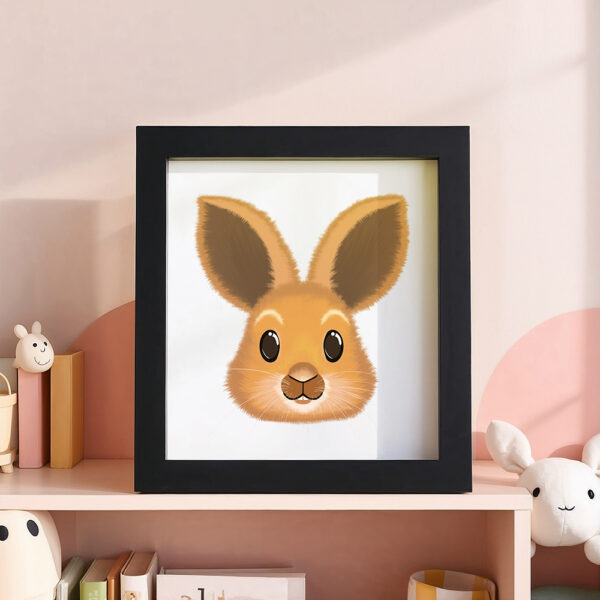 Illustration d’un lapin souriant dans un cadre noir, posé dans une chambre d’enfant.