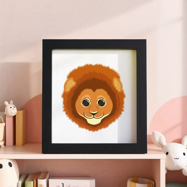 Illustration d’un lion souriant dans un cadre noir, posé dans une chambre d’enfant.
