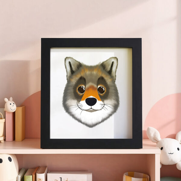 Illustration d’un loup souriant dans un cadre noir, posé dans une chambre d’enfant.