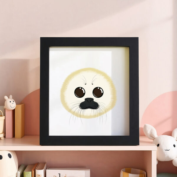 Illustration d’un phoque souriant dans un cadre noir, posé dans une chambre d’enfant.