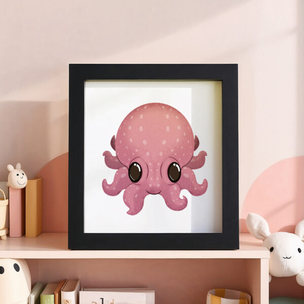 Illustration d’une pieuvre souriante dans un cadre noir, posé dans une chambre d’enfant.