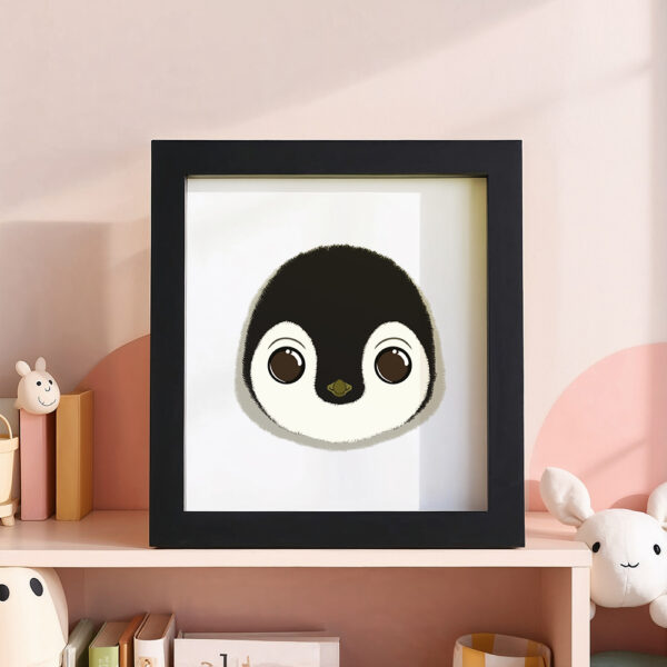 Illustration d’un pinguoin souriant dans un cadre noir, posé dans une chambre d’enfant.