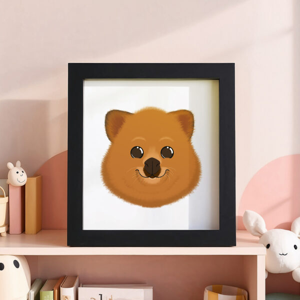 Illustration d’un quokka souriant dans un cadre noir, posé dans une chambre d’enfant.