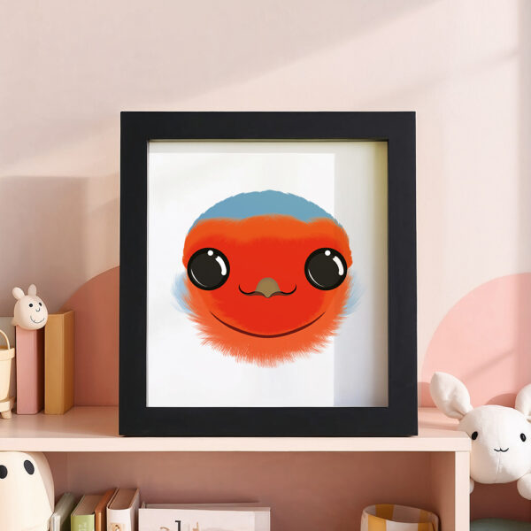 Illustration d’un rouge gorge souriant dans un cadre noir, posé dans une chambre d’enfant.