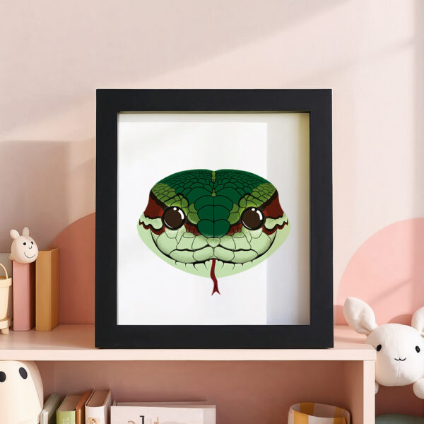 Illustration d’un serpent souriant dans un cadre noir, posé dans une chambre d’enfant.