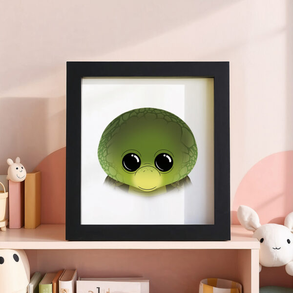 Illustration d’une tortue souriante dans un cadre noir, posé dans une chambre d’enfant.