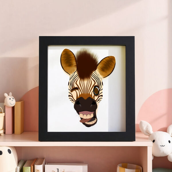 Illustration d’un zèbre faisant la grimace dans un cadre noir, posé dans une chambre d’enfant.