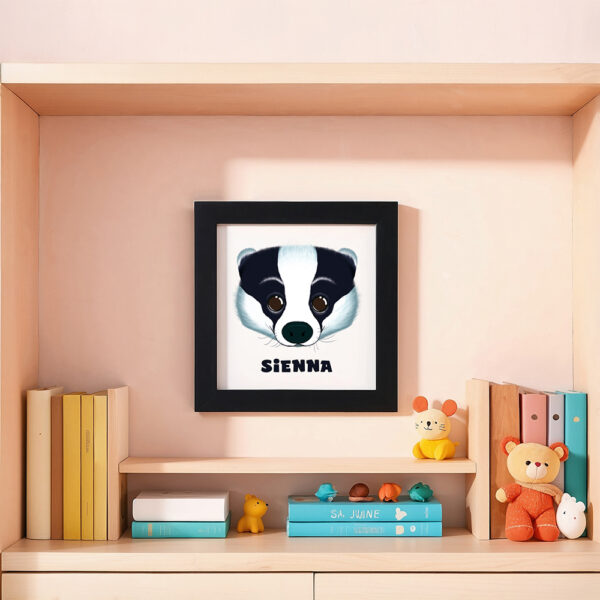 Illustration d’un blaireau souriant et le prénom Sienna en dessous dans un cadre noir, posé dans une chambre d’enfant.