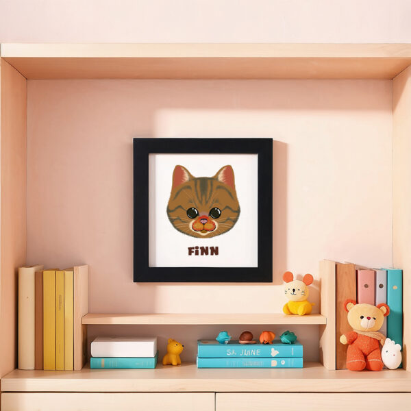 Illustration d’un chat souriant et le prénom Finn en dessous dans un cadre noir, posé dans une chambre d’enfant.