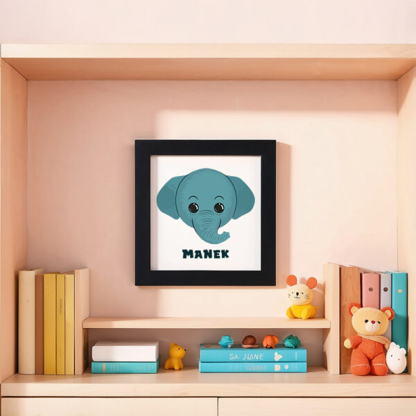 Illustration d’un éléphant souriant et le prénom Manek en dessous dans un cadre noir, posé dans une chambre d’enfant.