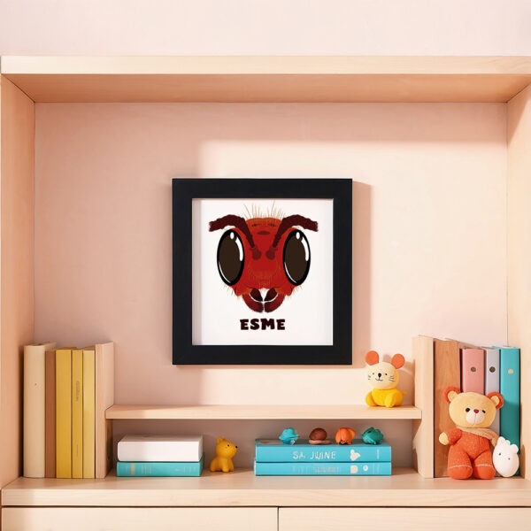 Illustration d’une fourmi souriante et le prénom Esme en dessous dans un cadre noir, posé dans une chambre d’enfant.