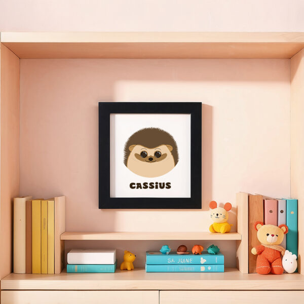 Illustration d’un hérisson souriant et le prénom Cassius en dessous dans un cadre noir, posé dans une chambre d’enfant.
