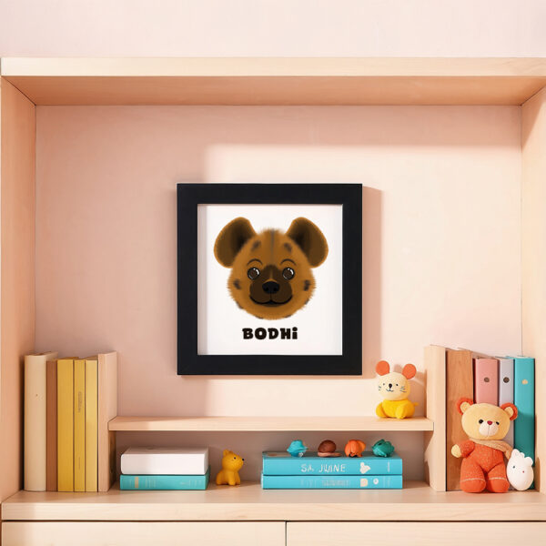 Illustration d’une hyène souriante et le prénom Bodhi en dessous dans un cadre noir, posé dans une chambre d’enfant.