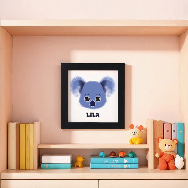 Illustration d’un koala souriant et le prénom Lila en dessous dans un cadre noir, posé dans une chambre d’enfant.