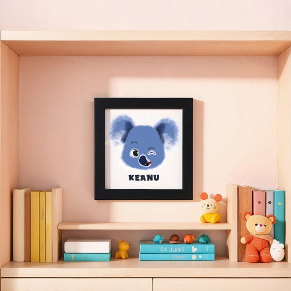 Illustration d’un koala faisant la grimace et le prénom Keanu en dessous dans un cadre noir, posé dans une chambre d’enfant.