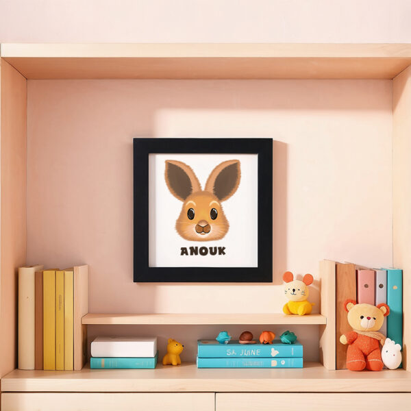 Illustration d’un lapin souriant et le prénom Anouk en dessous dans un cadre noir, posé dans une chambre d’enfant.