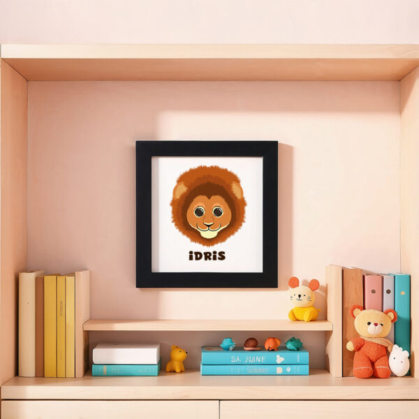 Illustration d’un lion souriant et le prénom Idris en dessous dans un cadre noir, posé dans une chambre d’enfant.