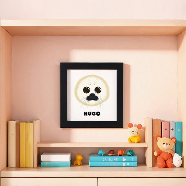 Illustration d’un phoque souriant et le prénom Hugo en dessous dans un cadre noir, posé dans une chambre d’enfant.