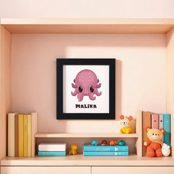 Illustration d’une pieuvre souriante et le prénom Malika en dessous dans un cadre noir, posé dans une chambre d’enfant.