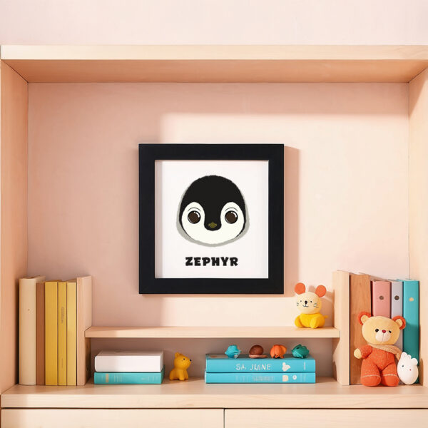 Illustration d’un pinguoin souriant et le prénom Zephyr en dessous dans un cadre noir, posé dans une chambre d’enfant.