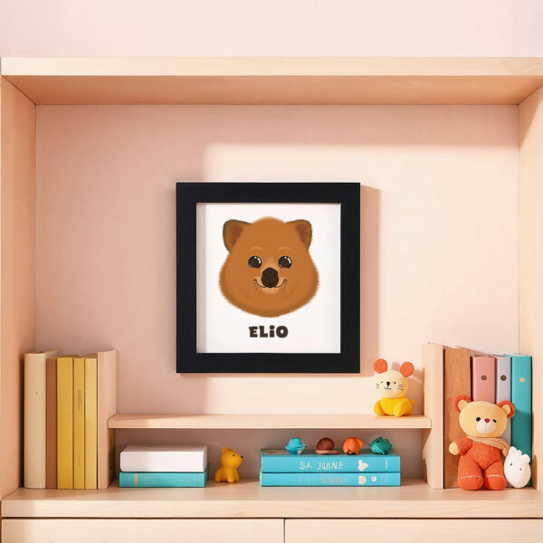 Illustration d’un quokka souriant et le prénom Elio en dessous dans un cadre noir, posé dans une chambre d’enfant.