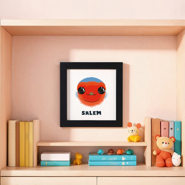Illustration d’un rouge gorge souriant et le prénom Salem en dessous dans un cadre noir, posé dans une chambre d’enfant.