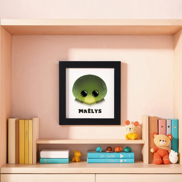 Illustration d’une tortue souriante et le prénom Maëlys en dessous dans un cadre noir, posé dans une chambre d’enfant.