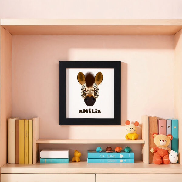 Illustration d’un zèbre souriant et le prénom Amélia en dessous dans un cadre noir, posé dans une chambre d’enfant.