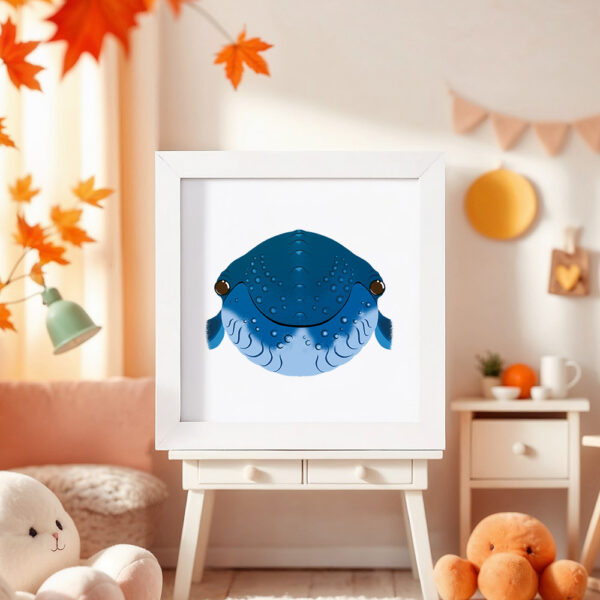 Illustration d’une baleine souriante dans un cadre blanc, posé dans une chambre d’enfant.