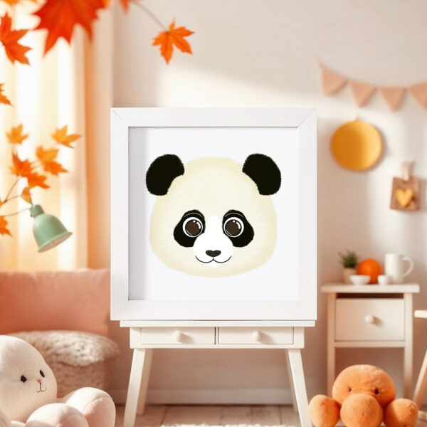 Illustration d’un panda souriant dans un cadre blanc, posé dans une chambre d’enfant.