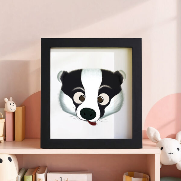 Illustration d’un blaireau faisant la grimace dans un cadre noir, posé dans une chambre d’enfant.