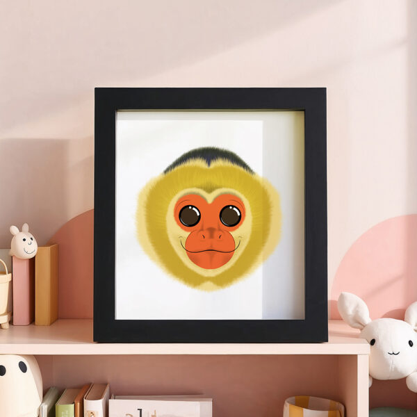 Illustration d’un capucin souriant dans un cadre noir, posé dans une chambre d’enfant.