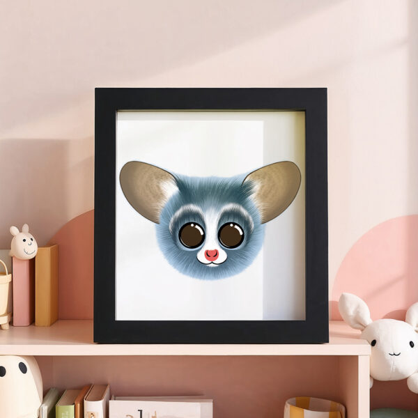 Illustration d’un galago souriant dans un cadre noir, posé dans une chambre d’enfant.