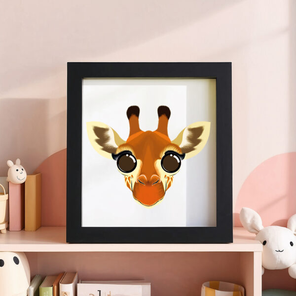 Illustration d’une girafe souriante dans un cadre noir, posé dans une chambre d’enfant.