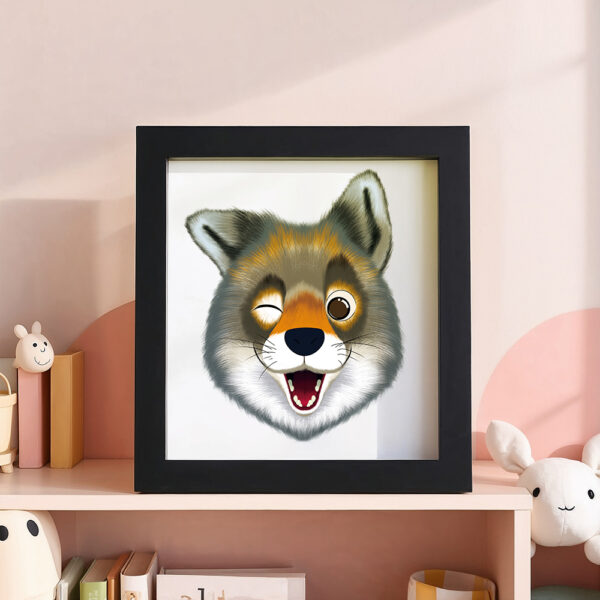 Illustration d’un loup faisant la grimace dans un cadre noir, posé dans une chambre d’enfant.