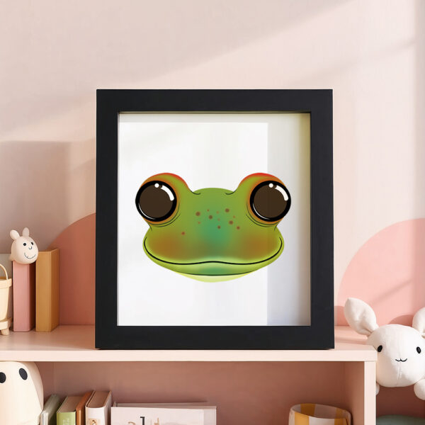 Illustration d’une rainette souriante dans un cadre noir, posé dans une chambre d’enfant.