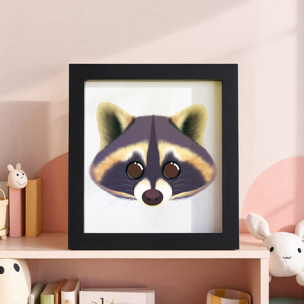 Illustration d’un raton laveur souriant dans un cadre noir, posé dans une chambre d’enfant.